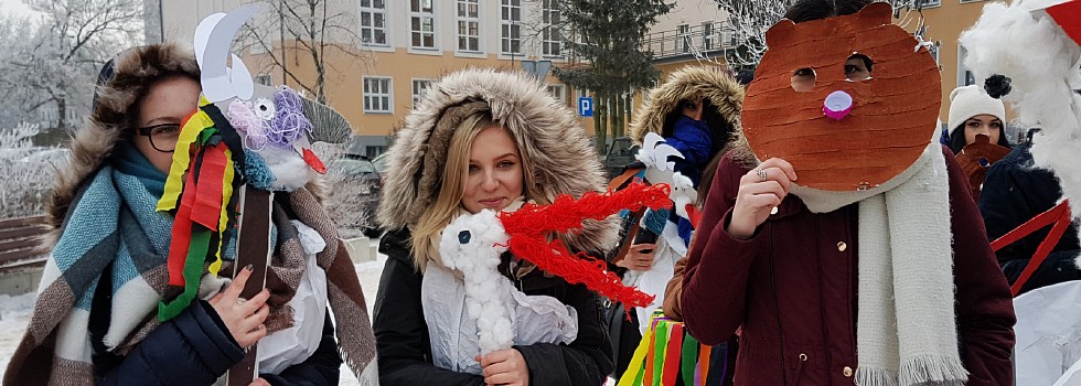 Uczniowie Chemika na warsztatach w muzeum. Korowody zapustne