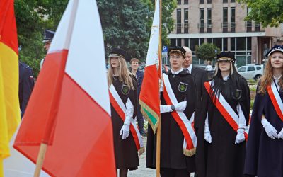 Sztandar Zespołu Szkół Chemicznych na uroczystościach 1 września