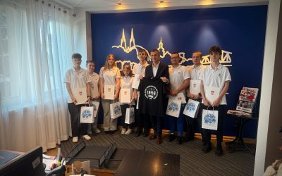 Młodzież dla młodzieży – razem pobijamy rekordy WBO 🏫🦉 Uczniowie włocławskich szkół ponadpodstawowych, którzy zaangażowali się w projekt „Młodzież dla młodzieży – Włocławski Budżet Obywatelski”, odwiedzili Prezydenta Włocławka, by podzielić się swoimi doświadczeniami ze spotkań z rówieśnikami. Otrzymali również podziękowania za zaangażowanie w promocję WBO. 🧨🔥 Efekt wspólnego działania? W tegorocznej edycji mieszkańcy zgłosili rekordowe 115 projektów! 🎯🏆 To dowód na to, że kiedy wiedza, pomysły i energia młodych ludzi spotykają się z aktywnością mieszkańców, możemy wspólnie zmieniać Włocławek na lepsze. 🤜🤛 Dziękujemy wszystkim uczniom za udział w projekcie i pomoc w docieraniu z ideą budżetu obywatelskiego do kolejnych młodych włocławian. 📸 Zachęcamy do obejrzenie zdjęć z tego spotkania. Wyświetl mniej